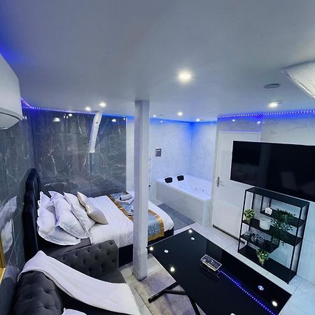Room & Jacuzzi - Stade De France Сен-Дени Экстерьер фото