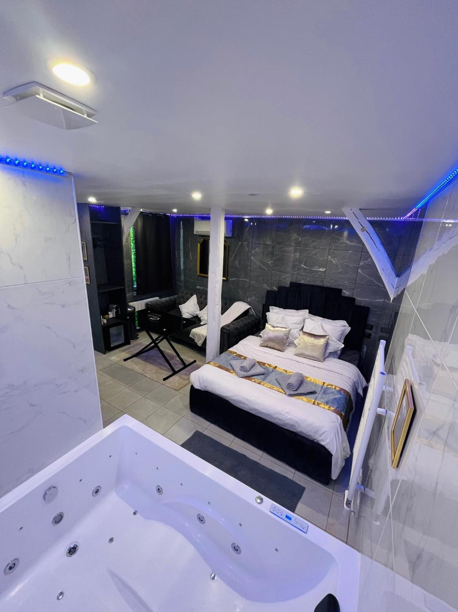 Room & Jacuzzi - Stade De France Сен-Дени Экстерьер фото
