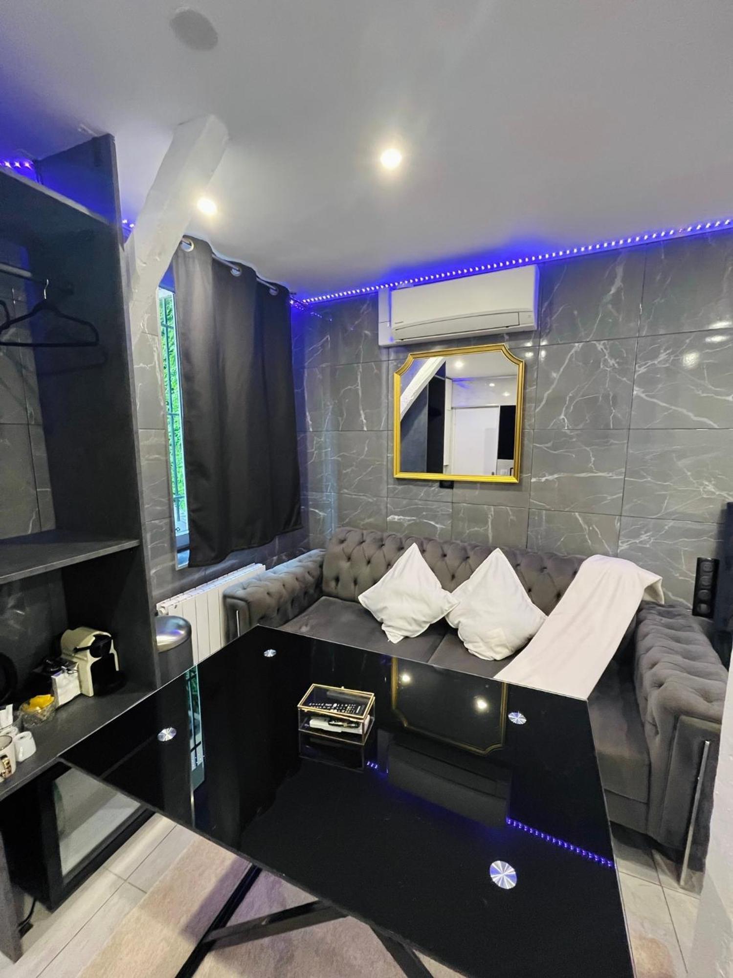 Room & Jacuzzi - Stade De France Сен-Дени Экстерьер фото