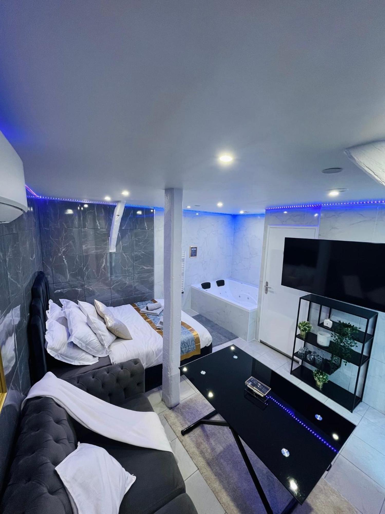 Room & Jacuzzi - Stade De France Сен-Дени Экстерьер фото