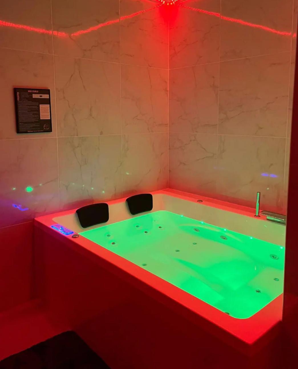 Room & Jacuzzi - Stade De France Сен-Дени Экстерьер фото