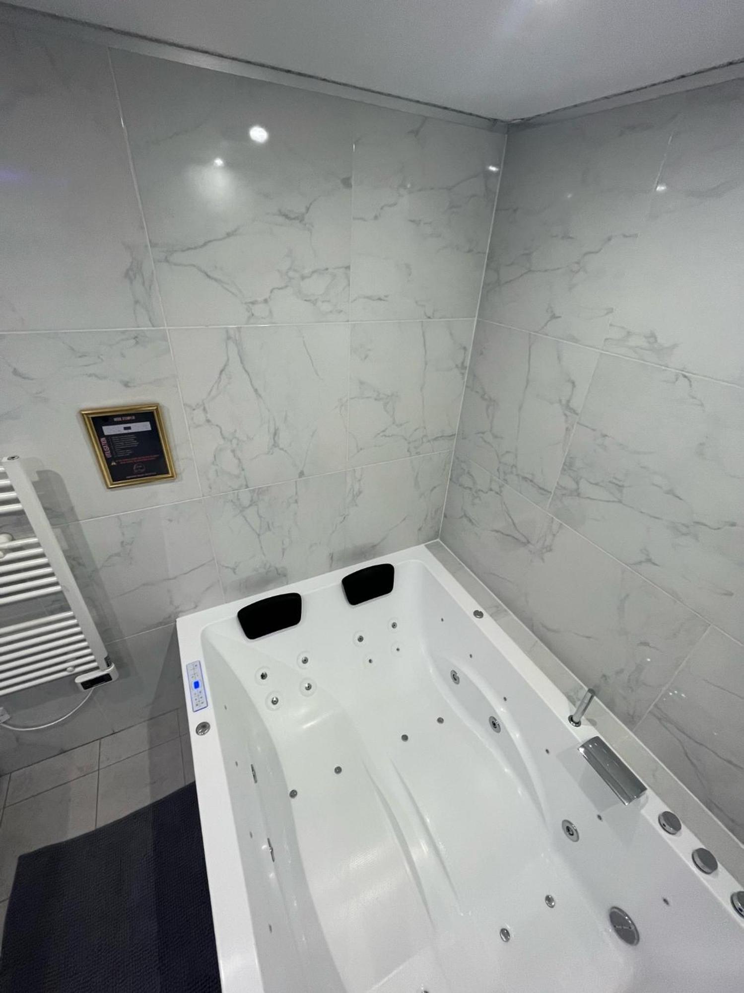 Room & Jacuzzi - Stade De France Сен-Дени Экстерьер фото