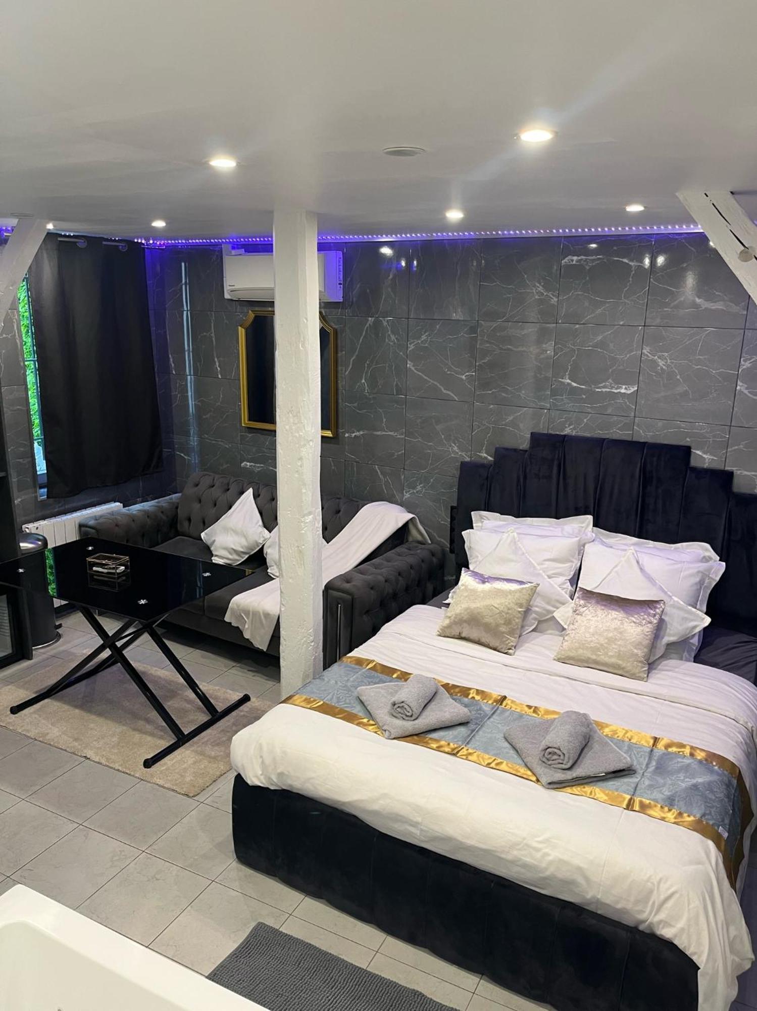 Room & Jacuzzi - Stade De France Сен-Дени Экстерьер фото